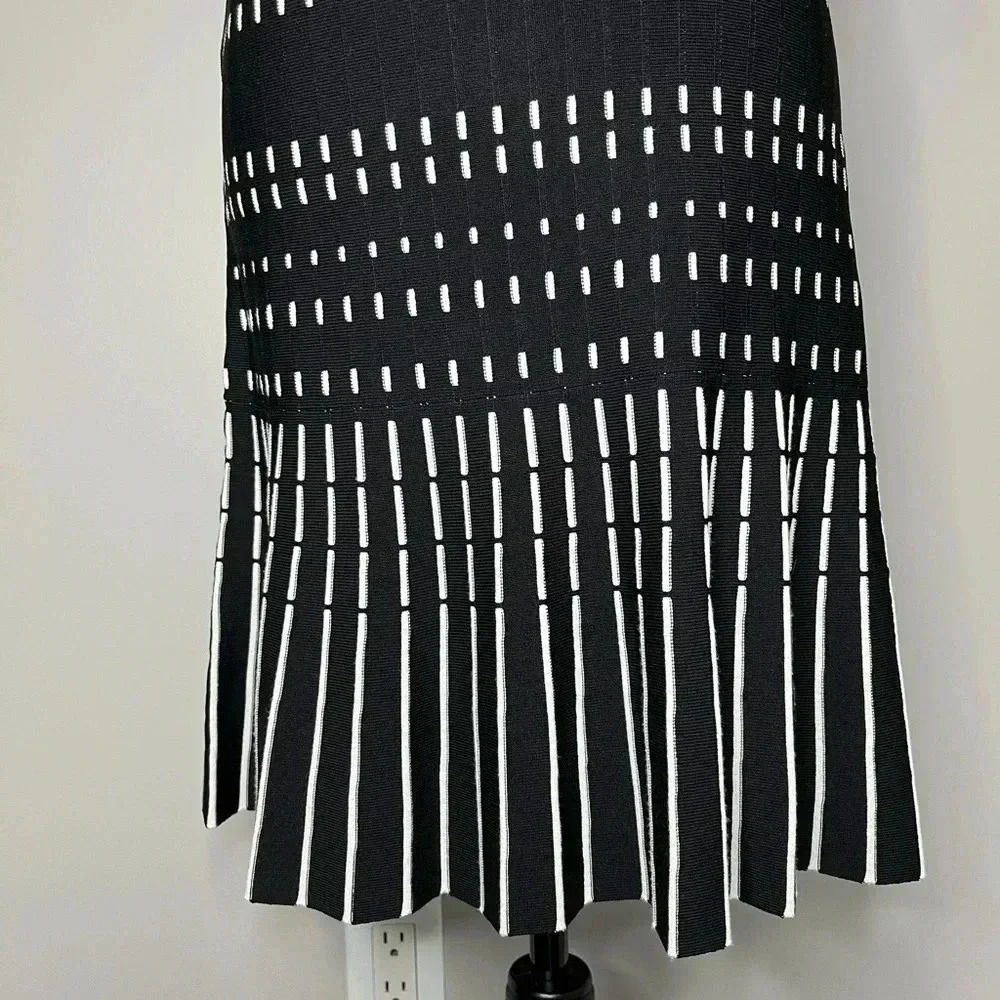 Ever New Melbourne Off the Shoulder Bodycon Dress With Pleated Hem Black White - Picture 9 of 11
